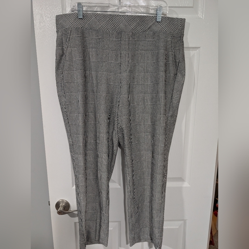 NWT Torrid Pull-On Relaxed Taper Studio Luxe Pants in Size 2 (18/20) S Short